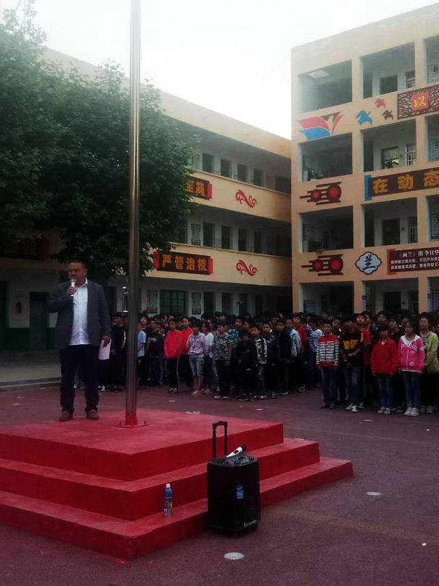 邓州市十林镇一初中组织师生学习"疫情期心理健康教育系列公益讲座"