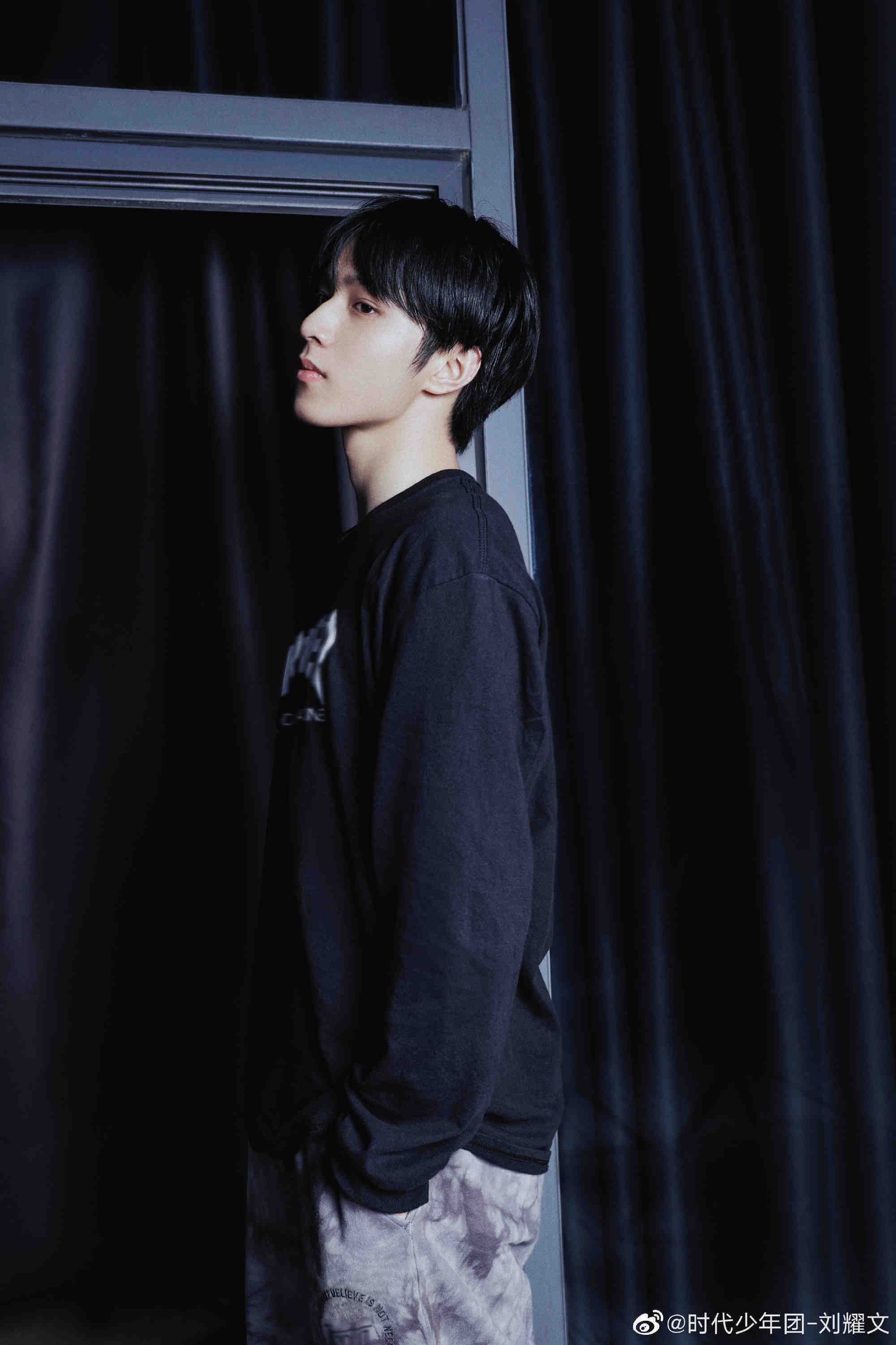 刘耀文暗夜四宫格随拍好帅好有男友力