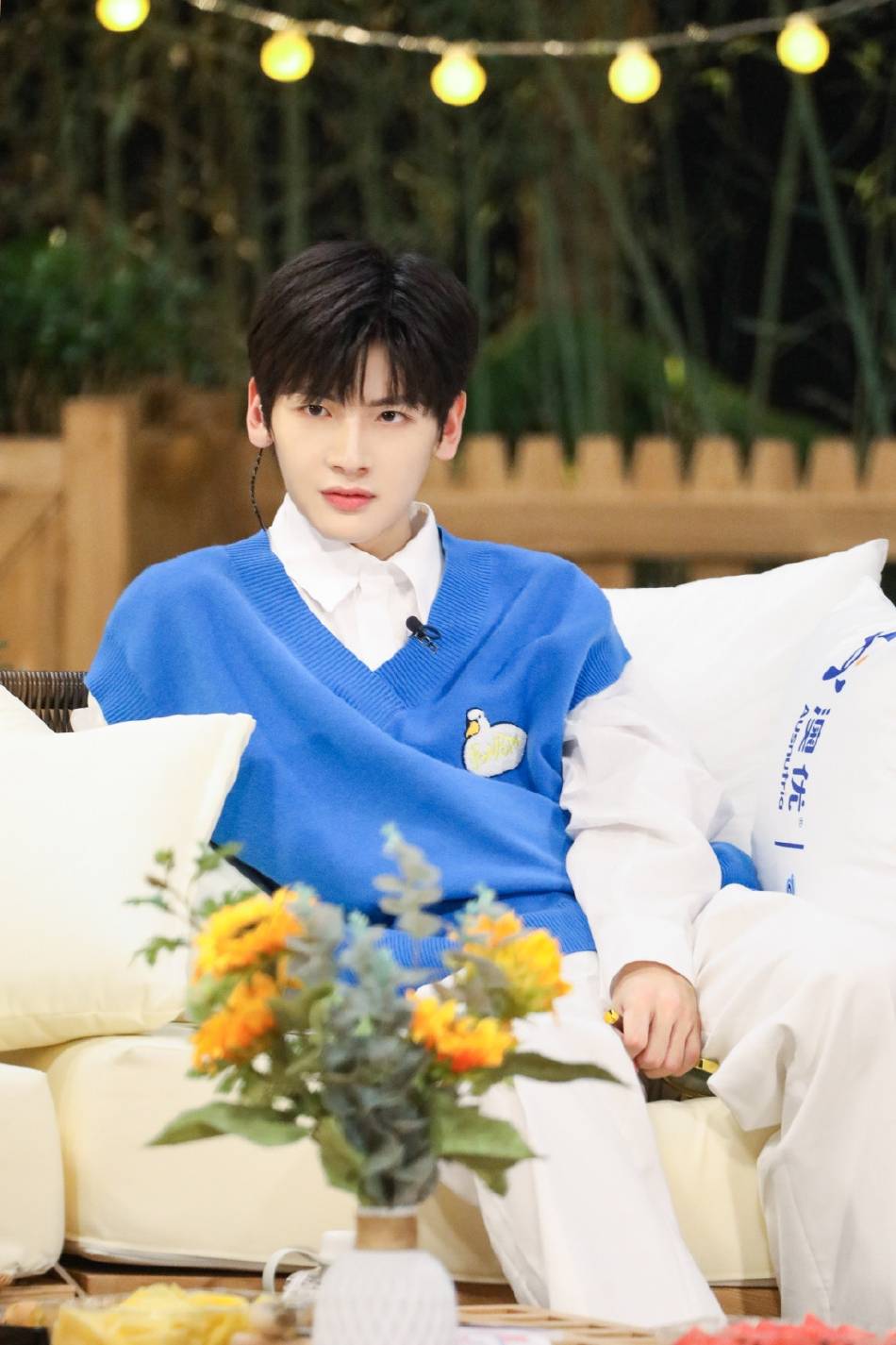 翟潇闻花卉春日大片释出内搭白色衬衫校园风十足