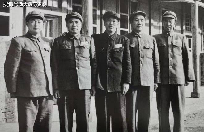 杨得志与邓华将军的珍贵合影照,站在他们身旁的三人,都是谁?