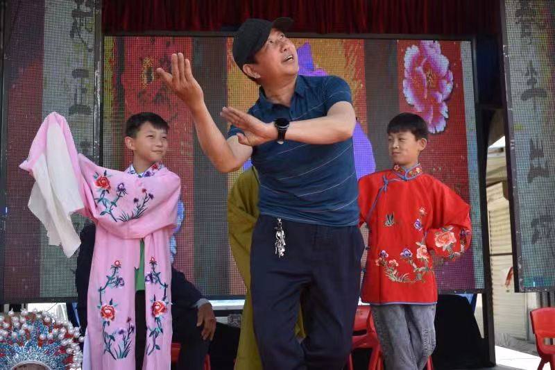 2013年,他组织成立了威县冯庄乱弹艺术团有限公司.