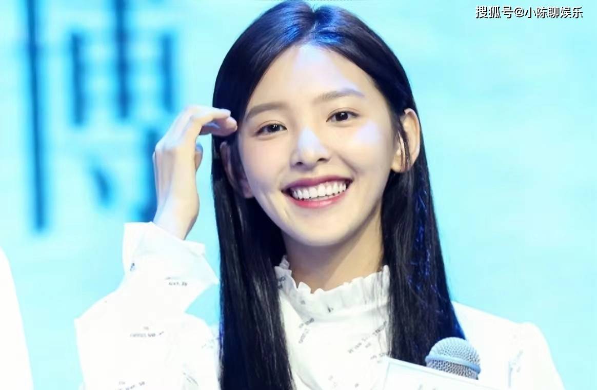 原创章若楠本名章若男凭借拍服装模特走红笑容治愈的女孩子