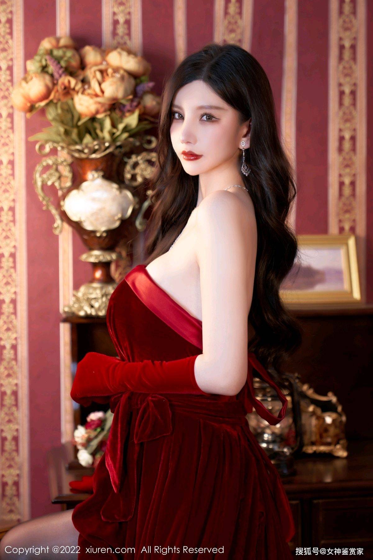 "国民女神"周于希身穿抹胸长裙展现优雅之美,大秀丰腴好身材!