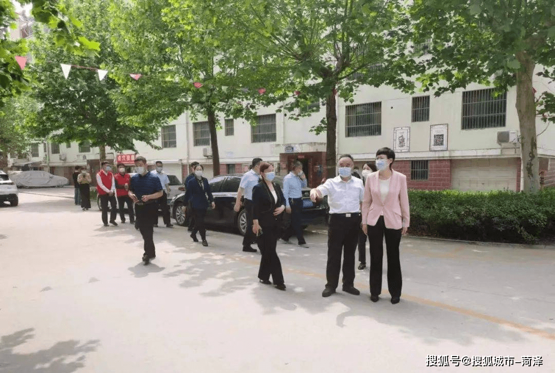 区政府副区长郑巧玲,西城街道党工委书记张效坤陪同