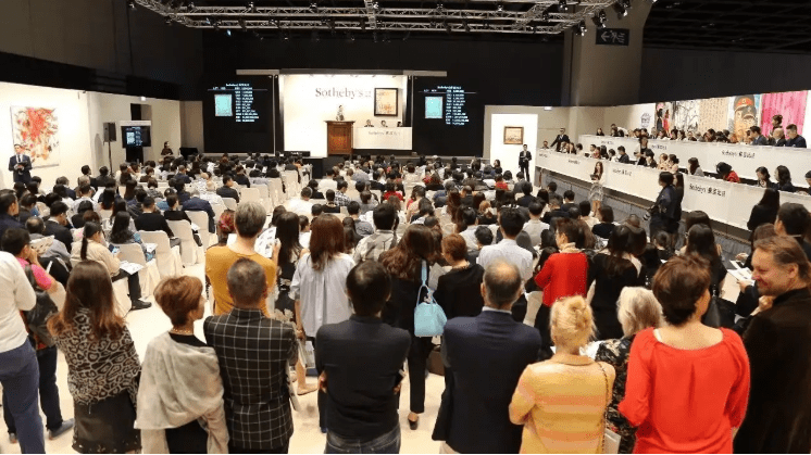 我在苏富比拍卖现场待了一整天,也拍得两小幅作品,满场的中国人面孔