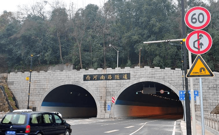 进隧道后记得打开这两个车灯!