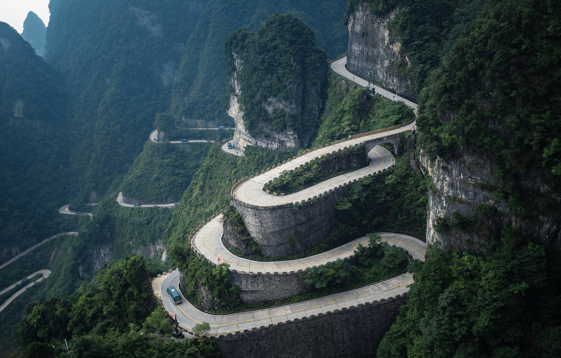 山公路之首就在张家界,虽然只有10公里,险峻却超七十二拐_大道_天门