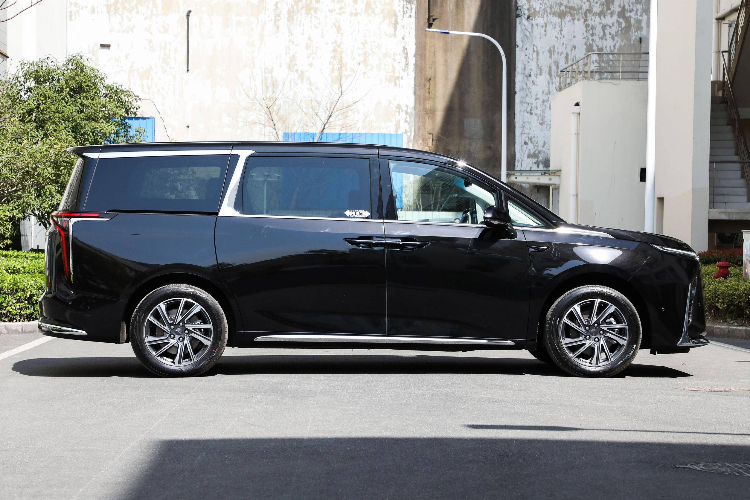 20万级国产mpv上汽大通g90正式上市车长5280mm配双侧电动门