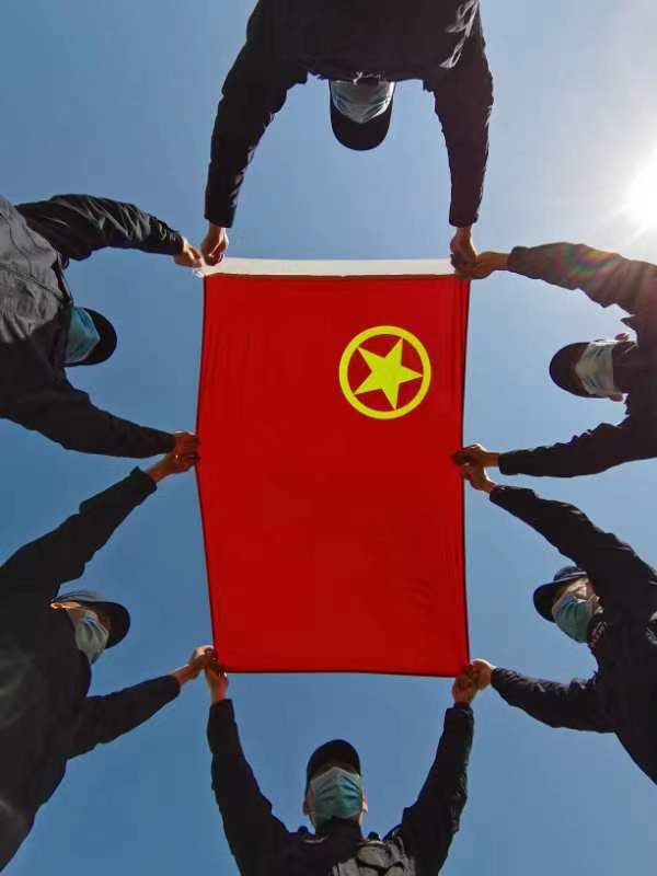 我和团旗合个影