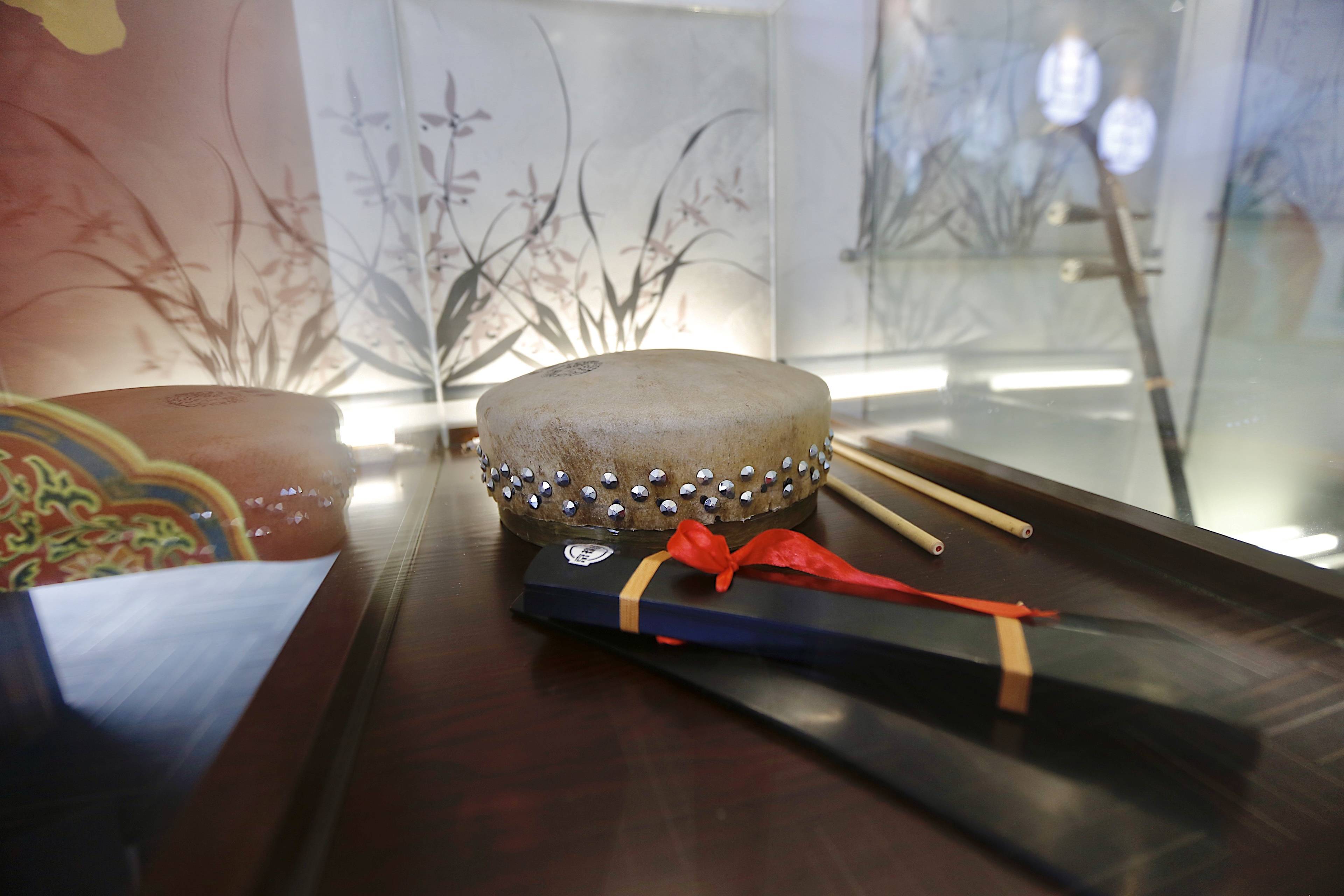 走进纪念馆,从外伍村的全国"越剧首次试演地"履历到越剧名家,乐器