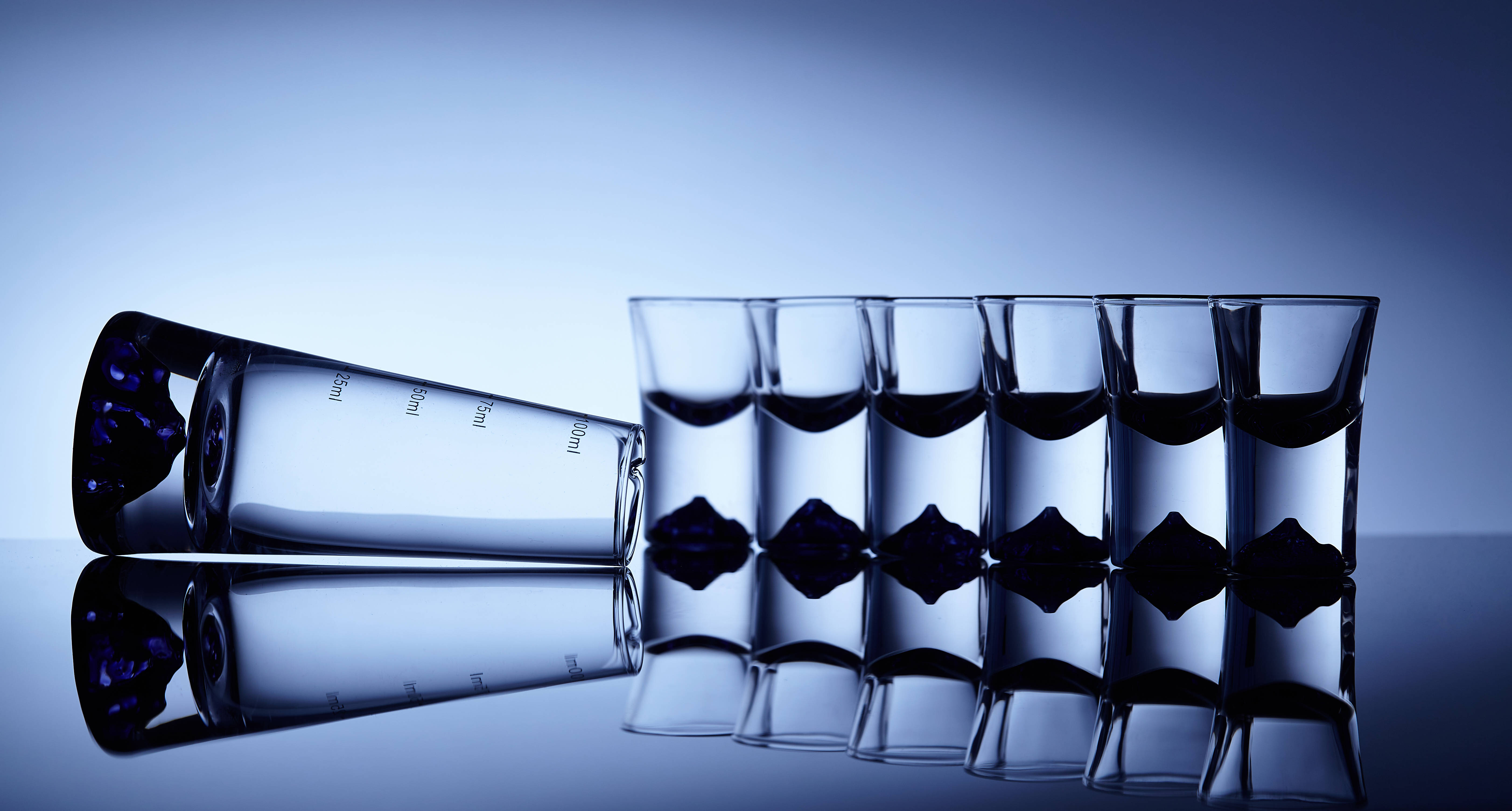 静物摄影玻璃白酒杯电商拍成这样的效果