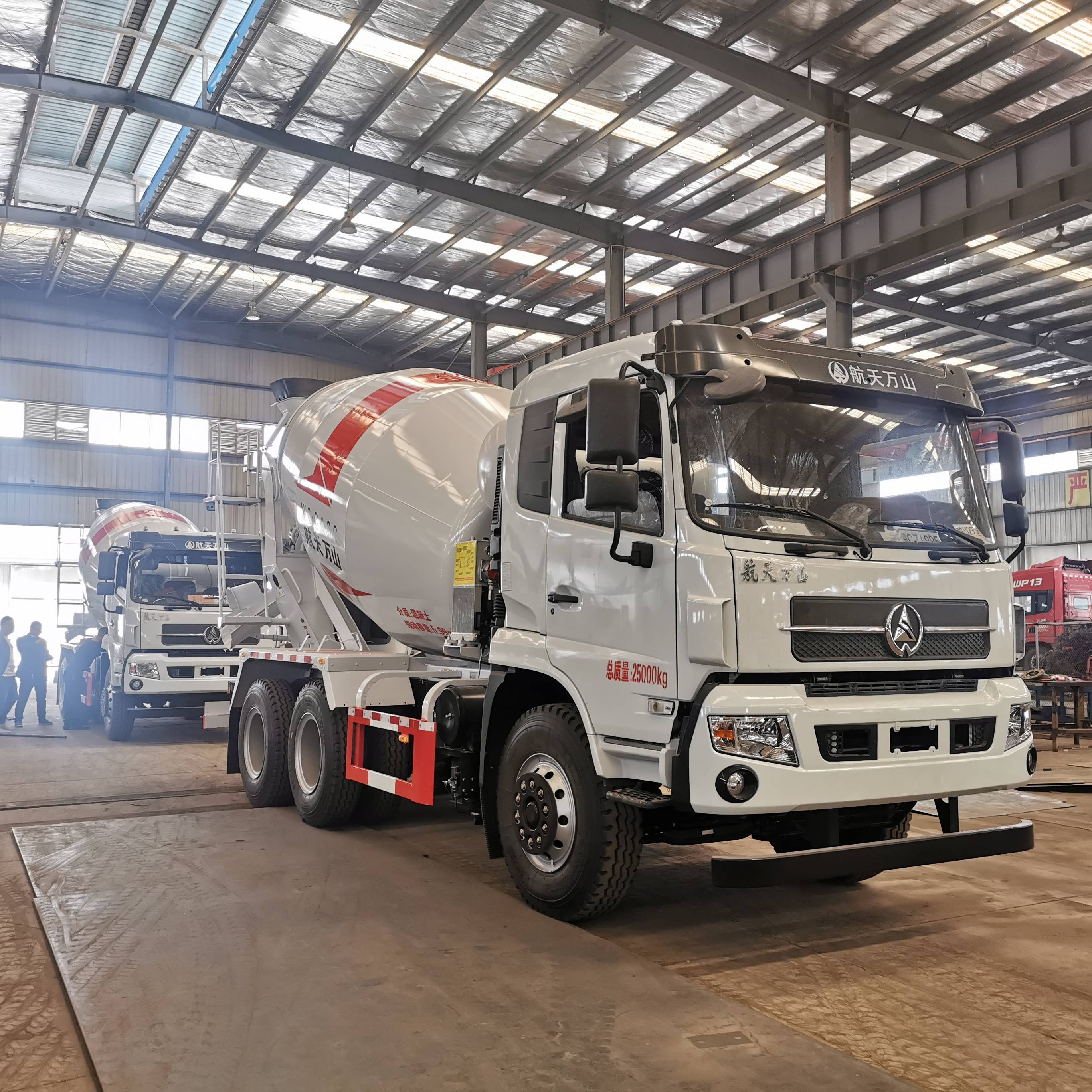 两台航天万山9方搅拌车交检中上装罐体采用高强度轻量化耐磨合金钢