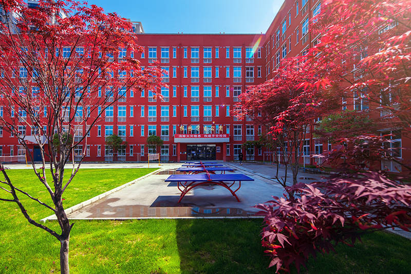 大力推进校园硬件环境建设,让每位学生都能在湖北汽车工业学院