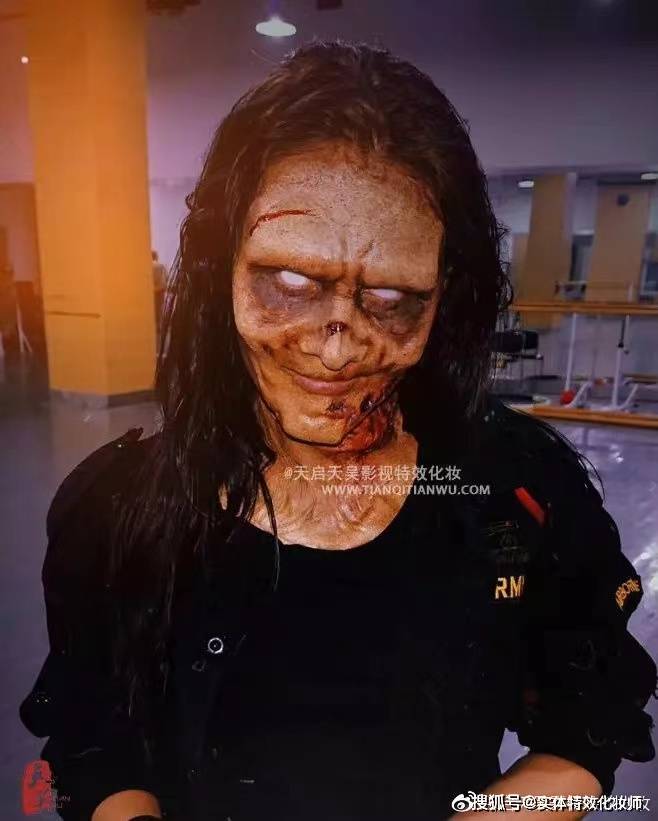 武汉欢乐谷行尸走肉完美收官越丧越开心的特效化妆师们