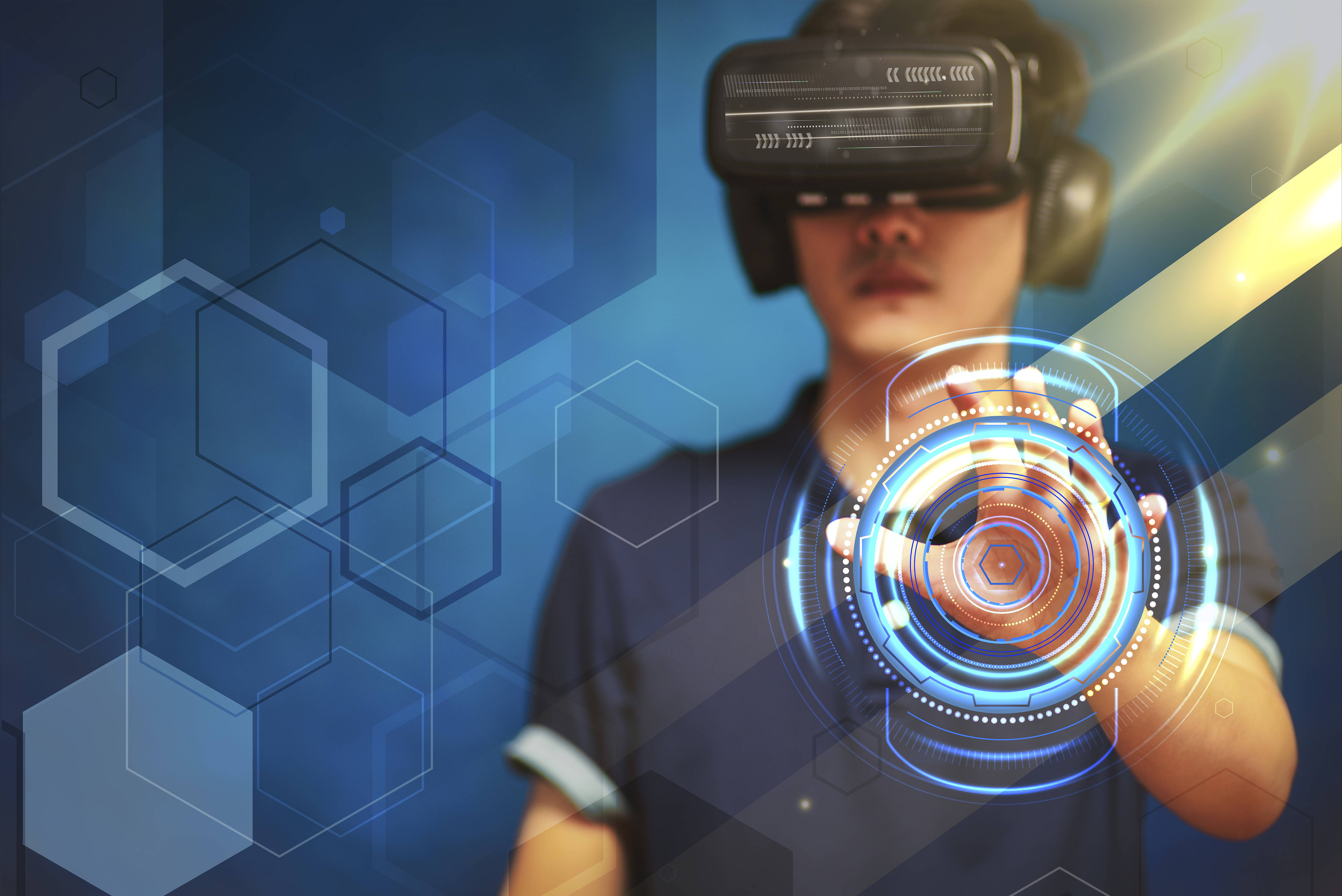 图片展示一位佩戴虚拟现实头盔的人，面前出现未来科技风格的虚拟界面，充满科幻感，可能在进行交互操作。