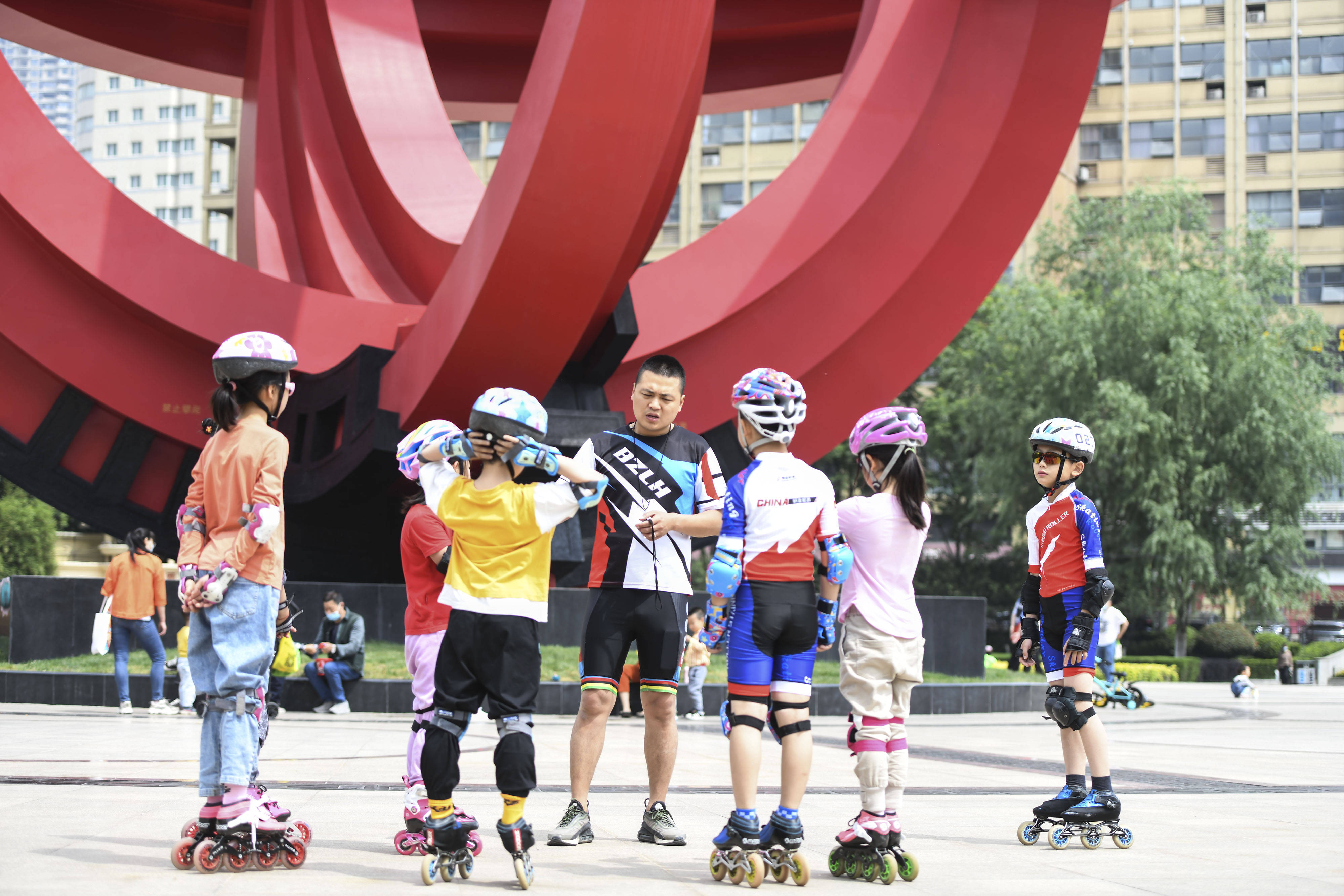 2022年5月14日,周末,合肥市瑶海区和平广场,轮滑运动很时尚,儿童忙于