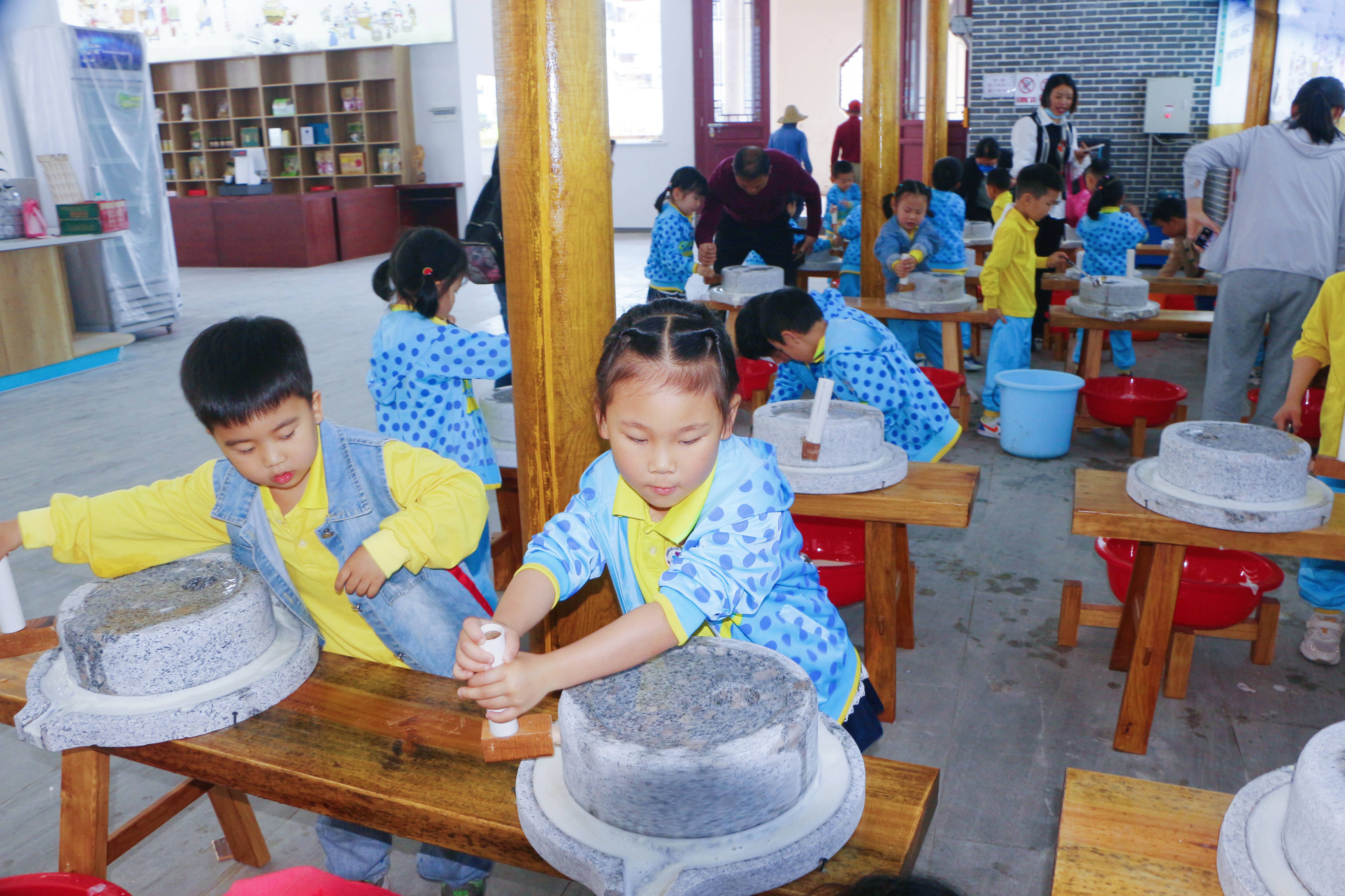学习磨豆腐走下大巴车