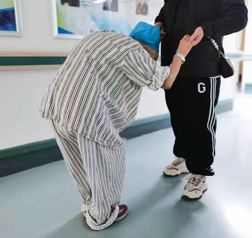 【疑问医答】老年人出现弯腰驼背的姿势,警惕帕金森病_患者_治疗_症状