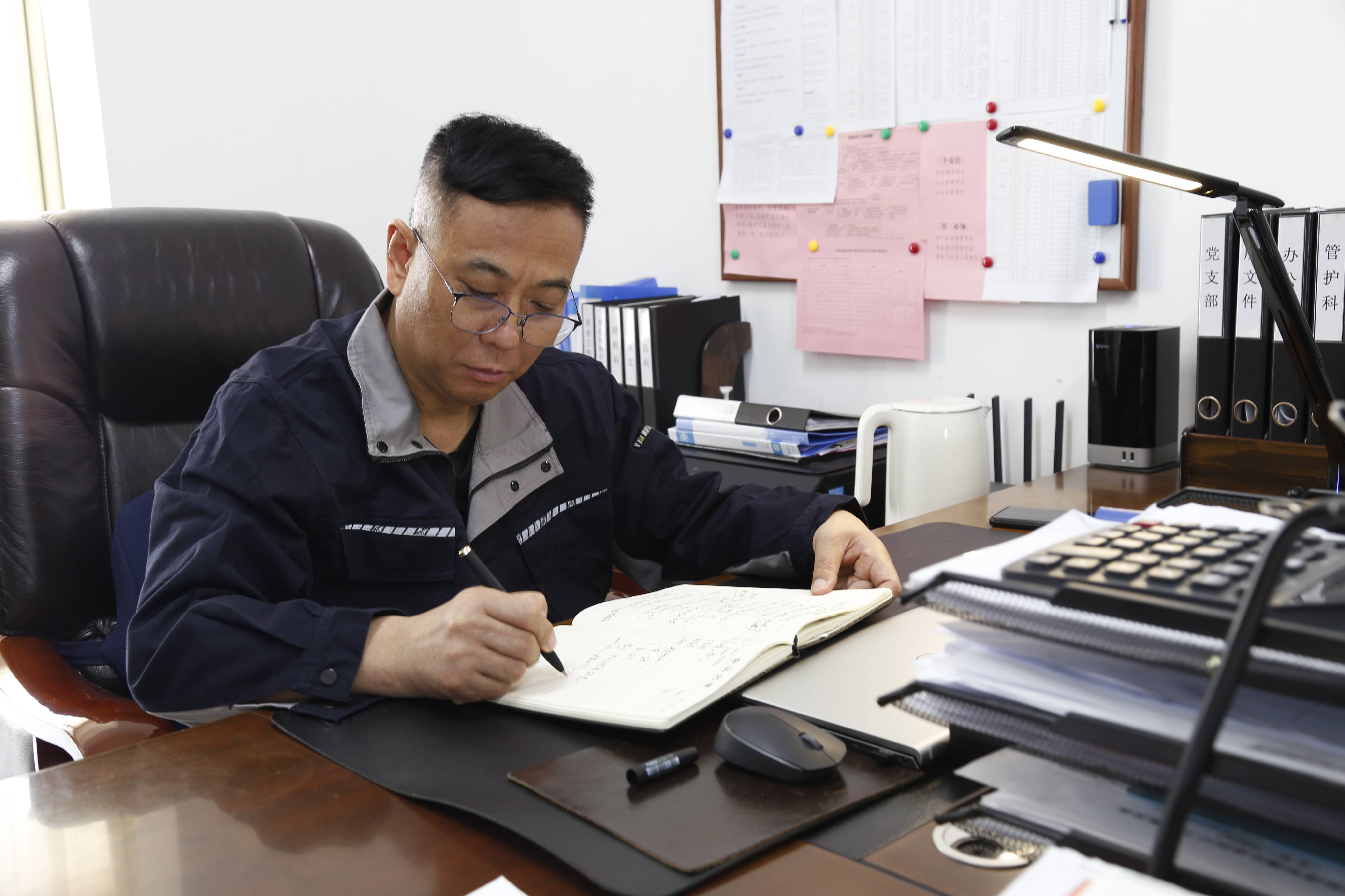 岁月不改真本色射阳县城市路灯管护所所长书记缪永林