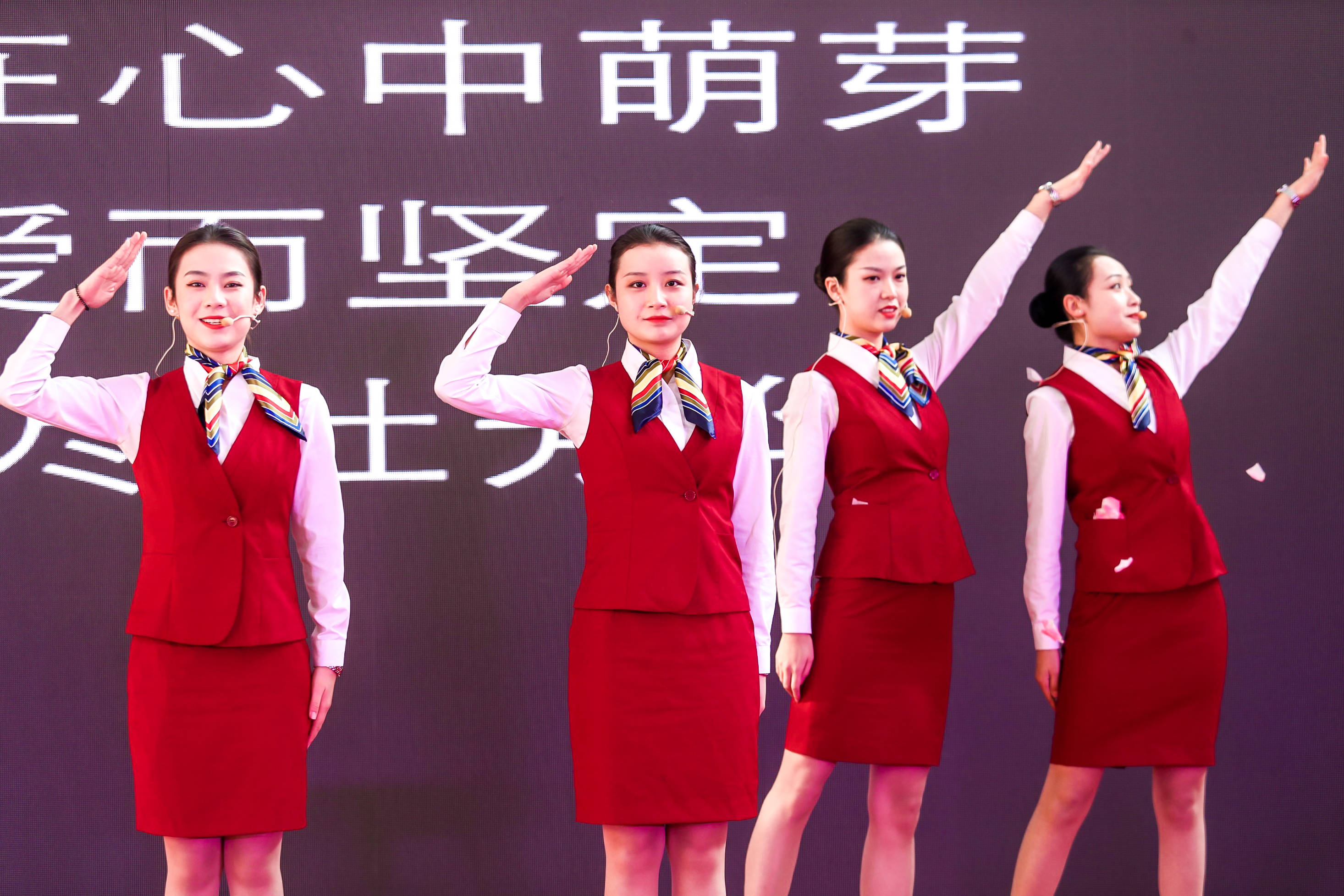 当然可以,空乘面试分为两种:一种是校招,空乘专业的学生很多在校期间