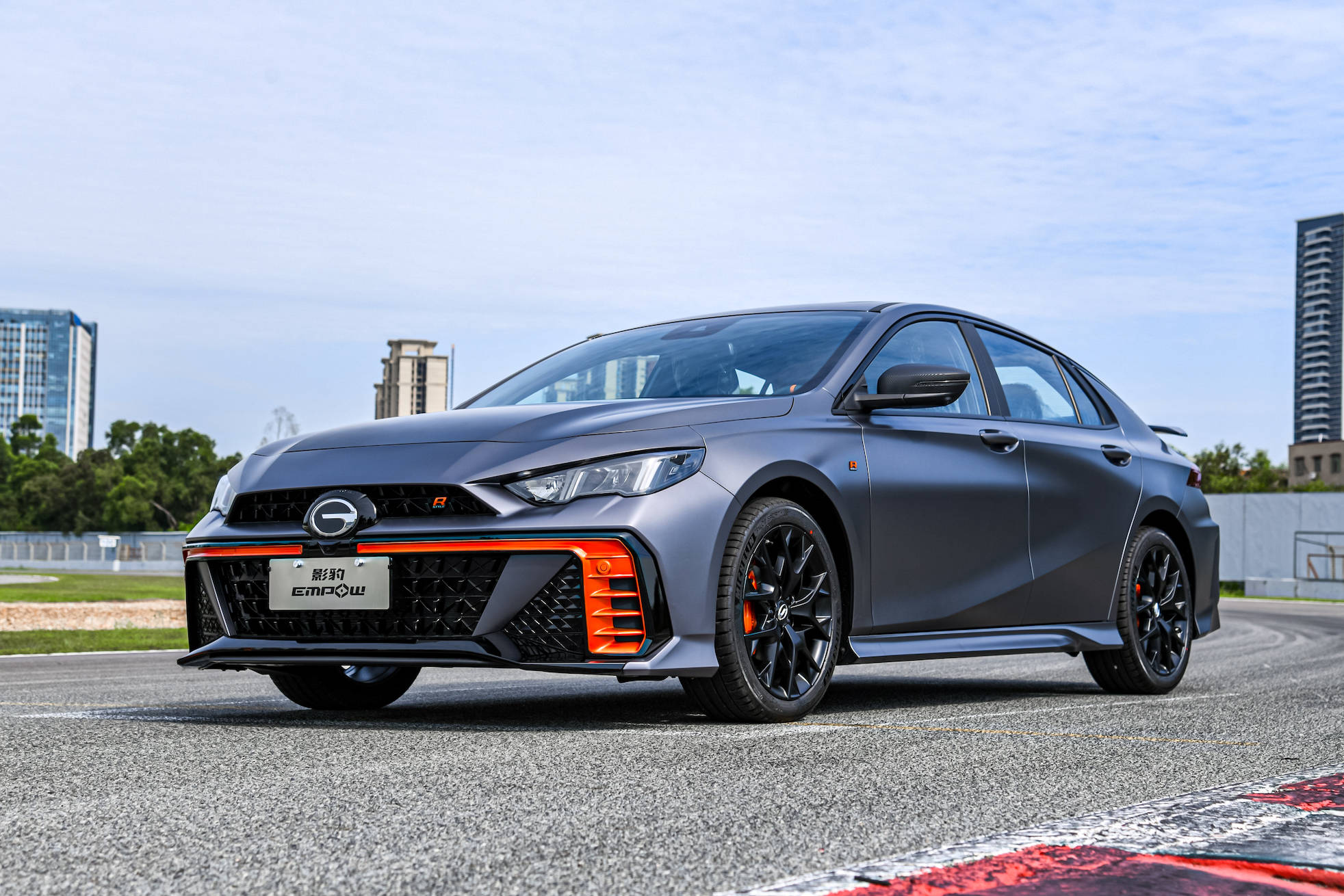 影豹r-style赛道版:真上赛道,不吹嘘