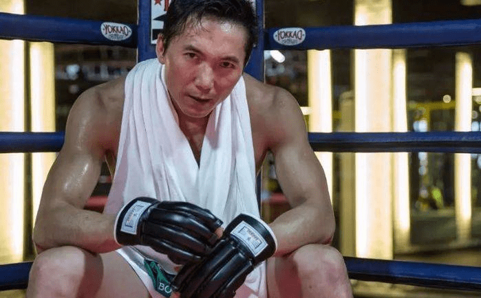 邹兆龙的真实身份是武打演员,在他出道的时候也梦想着成为像李小龙