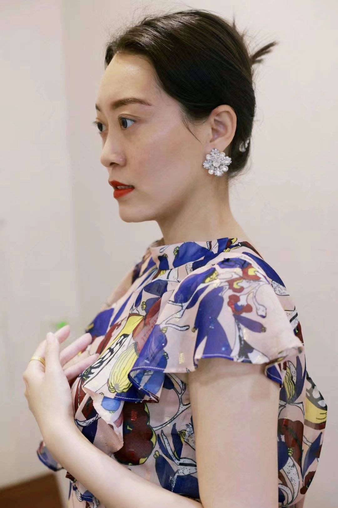 杨芳芳清秀绝俗的她俊目流眄说不尽的妩媚可喜