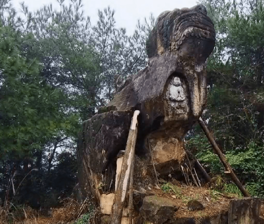 重庆北碚区云雾山有座石狮子，头朝北吃穷合川，尾朝西养肥璧山