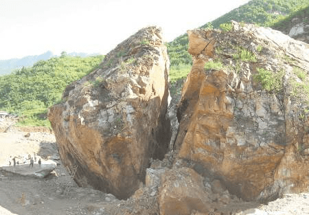 辽宁鞍山哈达碑镇玉石村的巨型玉石料,总重量超过6万吨世界独有_岫岩