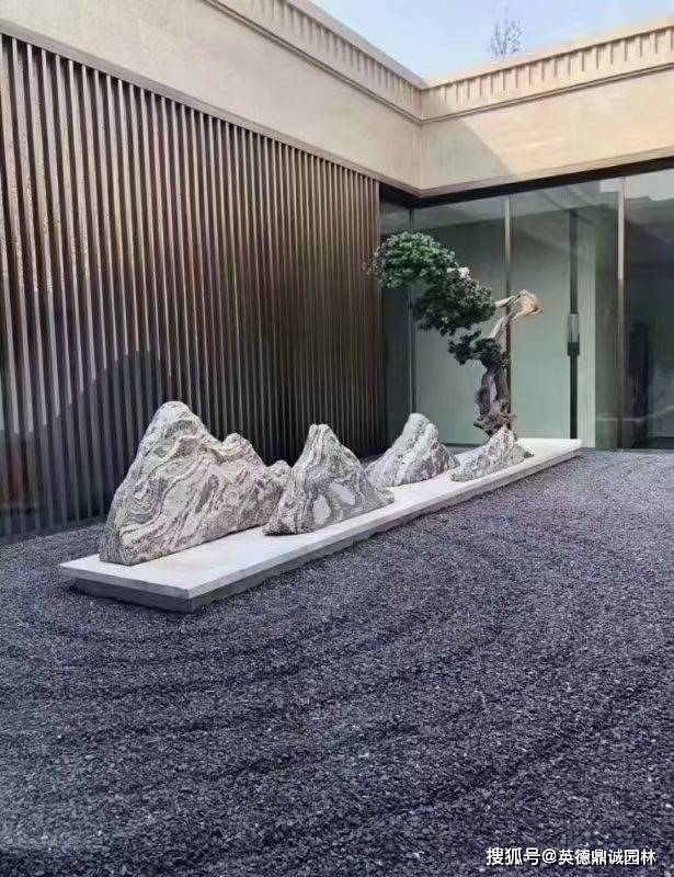 雪浪石枯山水装饰酒店大堂抬高了酒店的档次