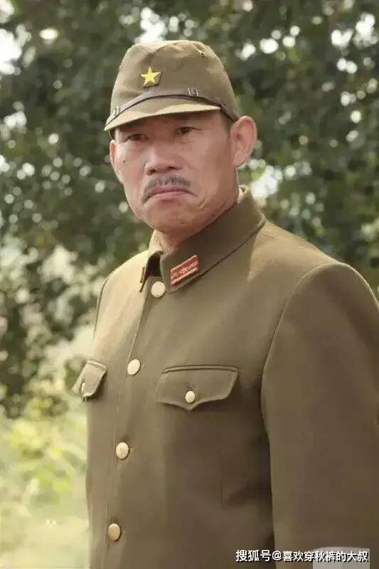 2003年《亮剑》在开拍前本打算请几个日本籍的演员,但奈何剧组太穷了