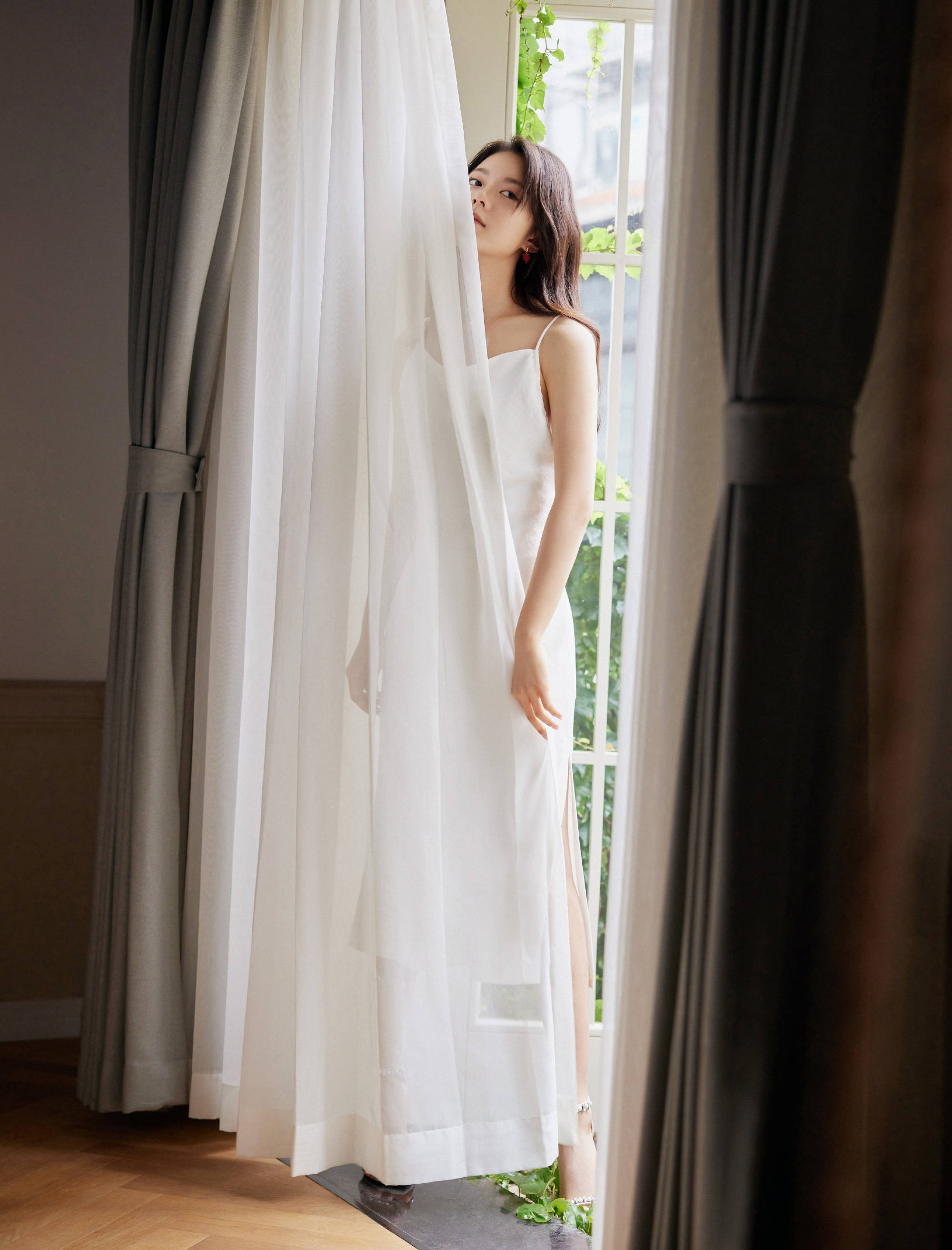 赵今麦一袭吊带白裙静倚窗边长发微卷优雅又甜美