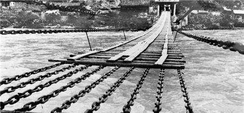 原创             泸定桥历经300年屹立不倒，铁索重达40吨，老祖宗是怎么建造的？