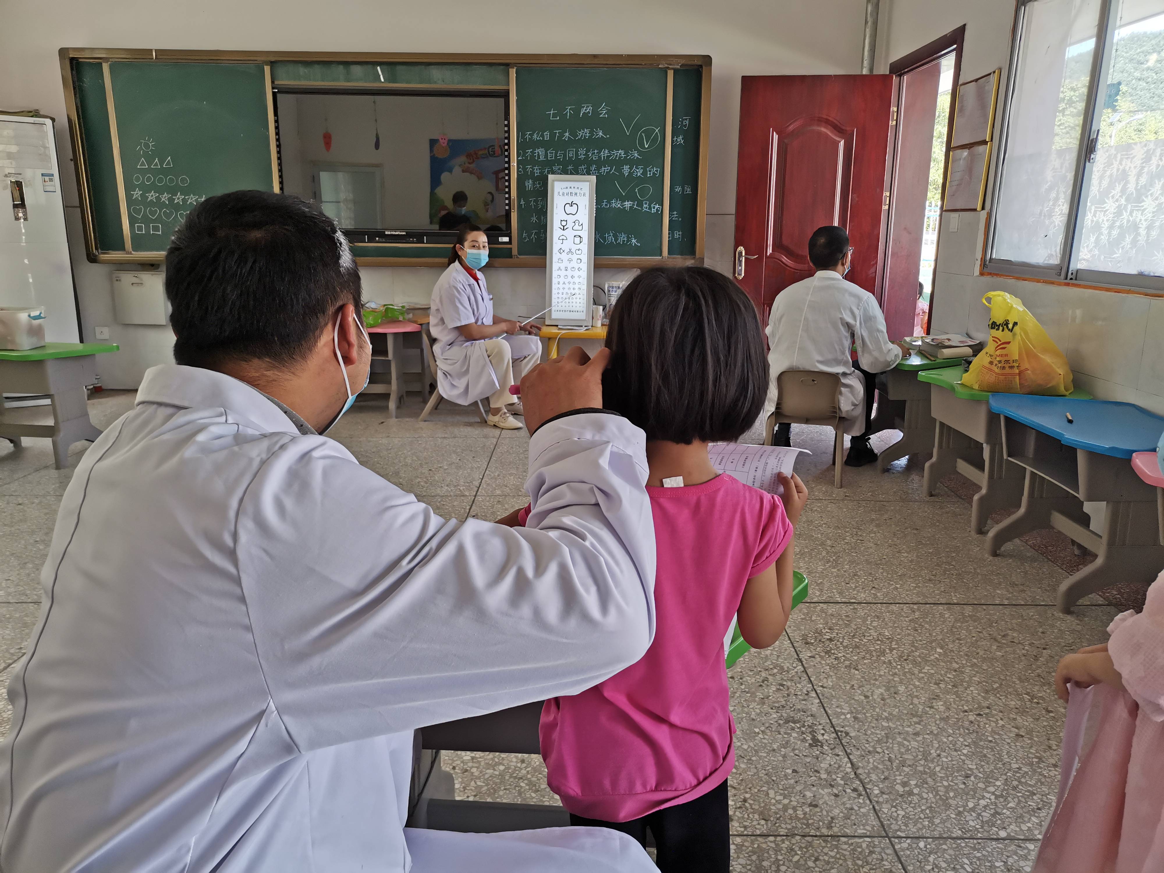 免费视力筛查感受缤纷世界军马河镇卫生院为36岁儿童进行视力检查