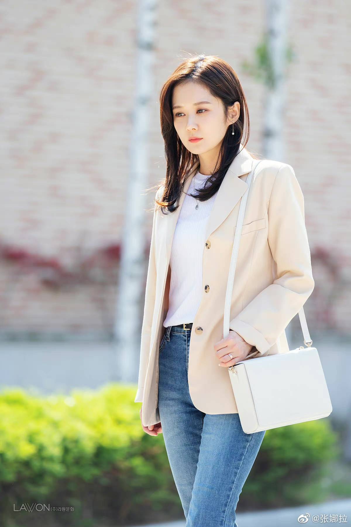 张娜拉都市剧的穿着是标准韩剧女主的样子,浅色的西装上衣搭配牛仔裤