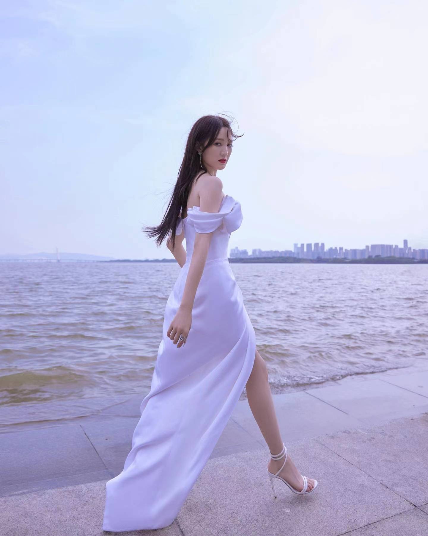 孟佳频出新曲 rap甜美伤情多种风格拿捏 我愿称她为内娱唱跳女歌手