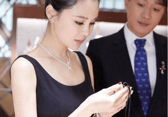 最穷的时候娶了大学的老师，被女方父母嫌弃，​现成一线男星 