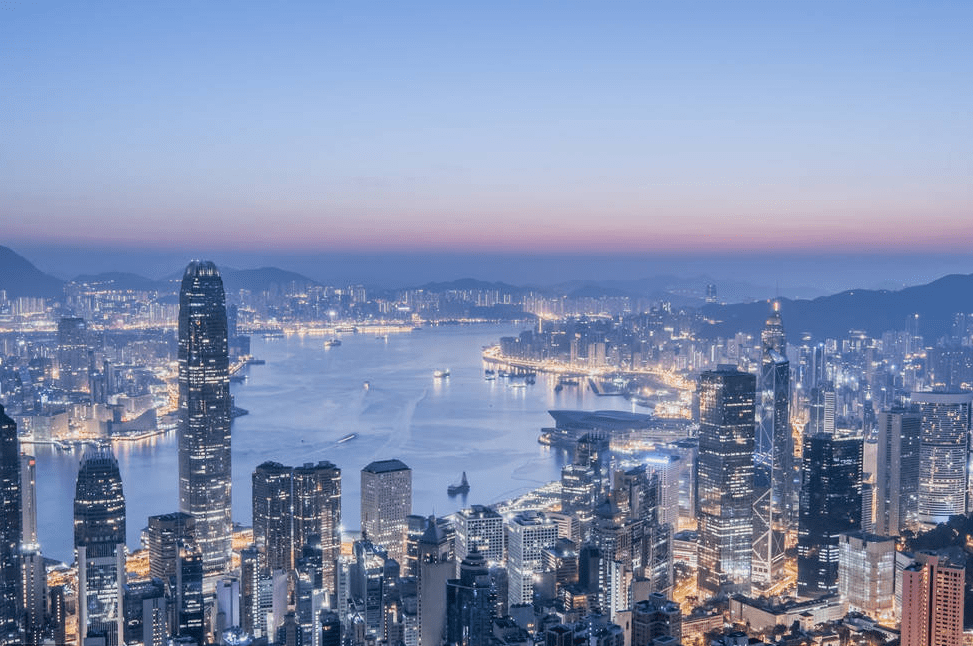 香港和深圳之间虽然只隔着一条深圳河,但是两岸的景象却截然不同_新界