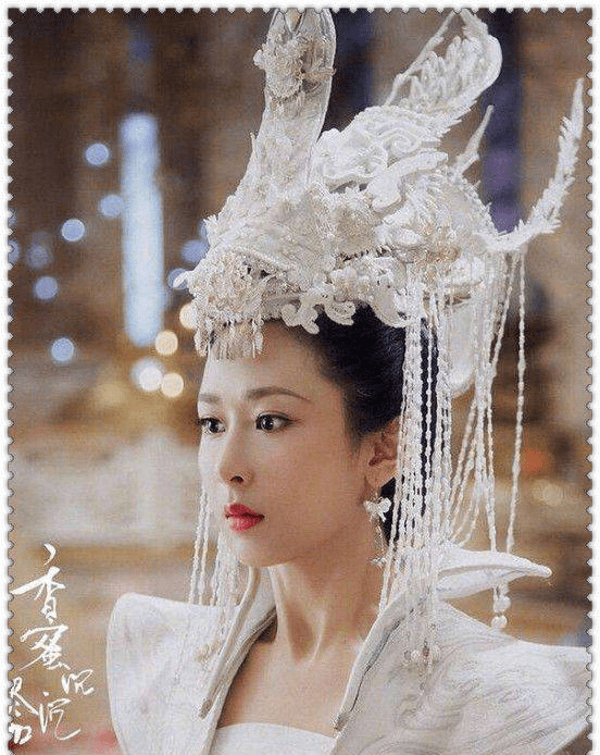 在香蜜中她饰演的是锦觅,她是花神的女儿,可实际上真身却是六瓣霜花.