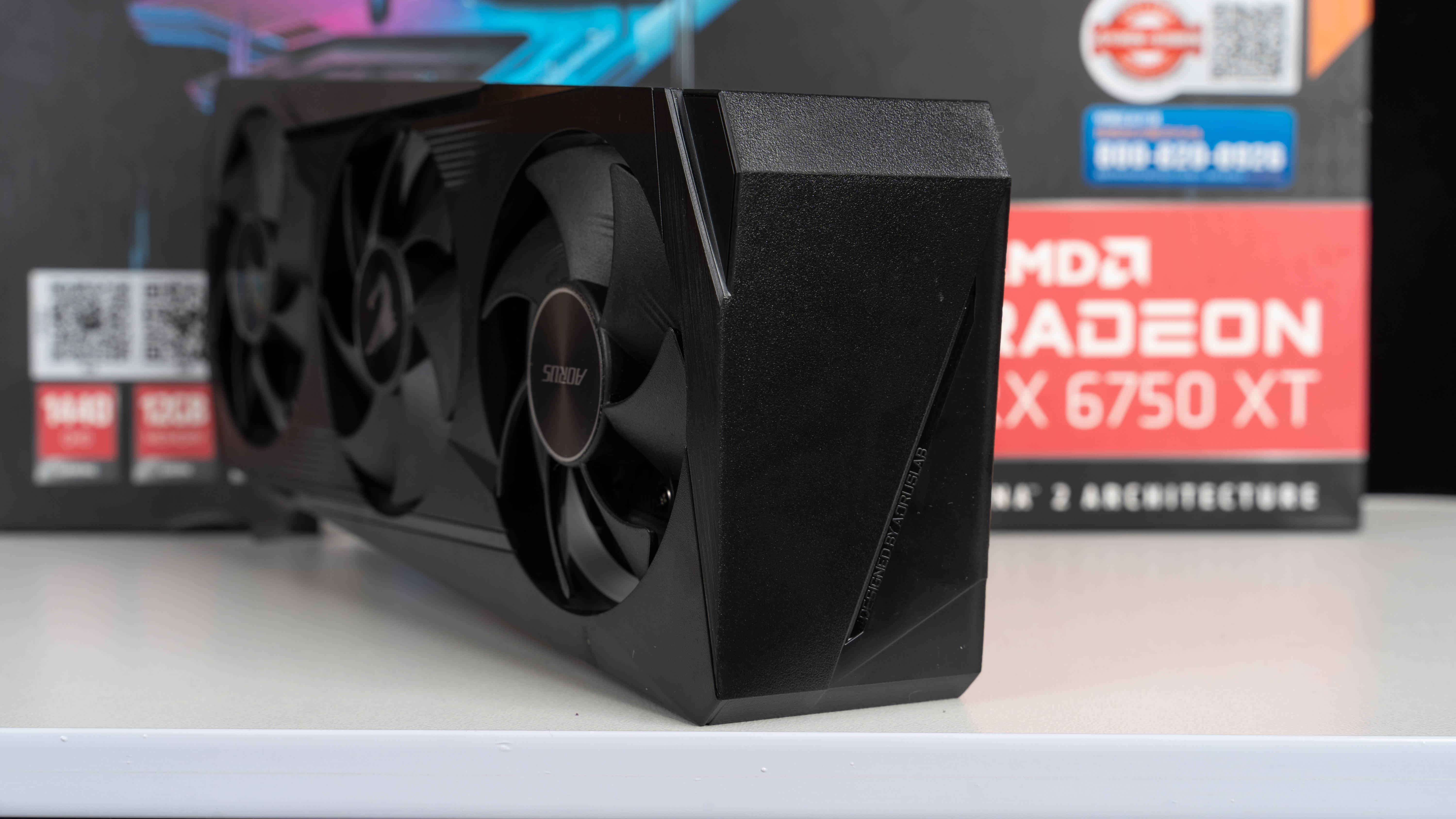 技嘉aorusrx6750xt小雕elite12g评测集颜值和性能于一身的中高端显卡