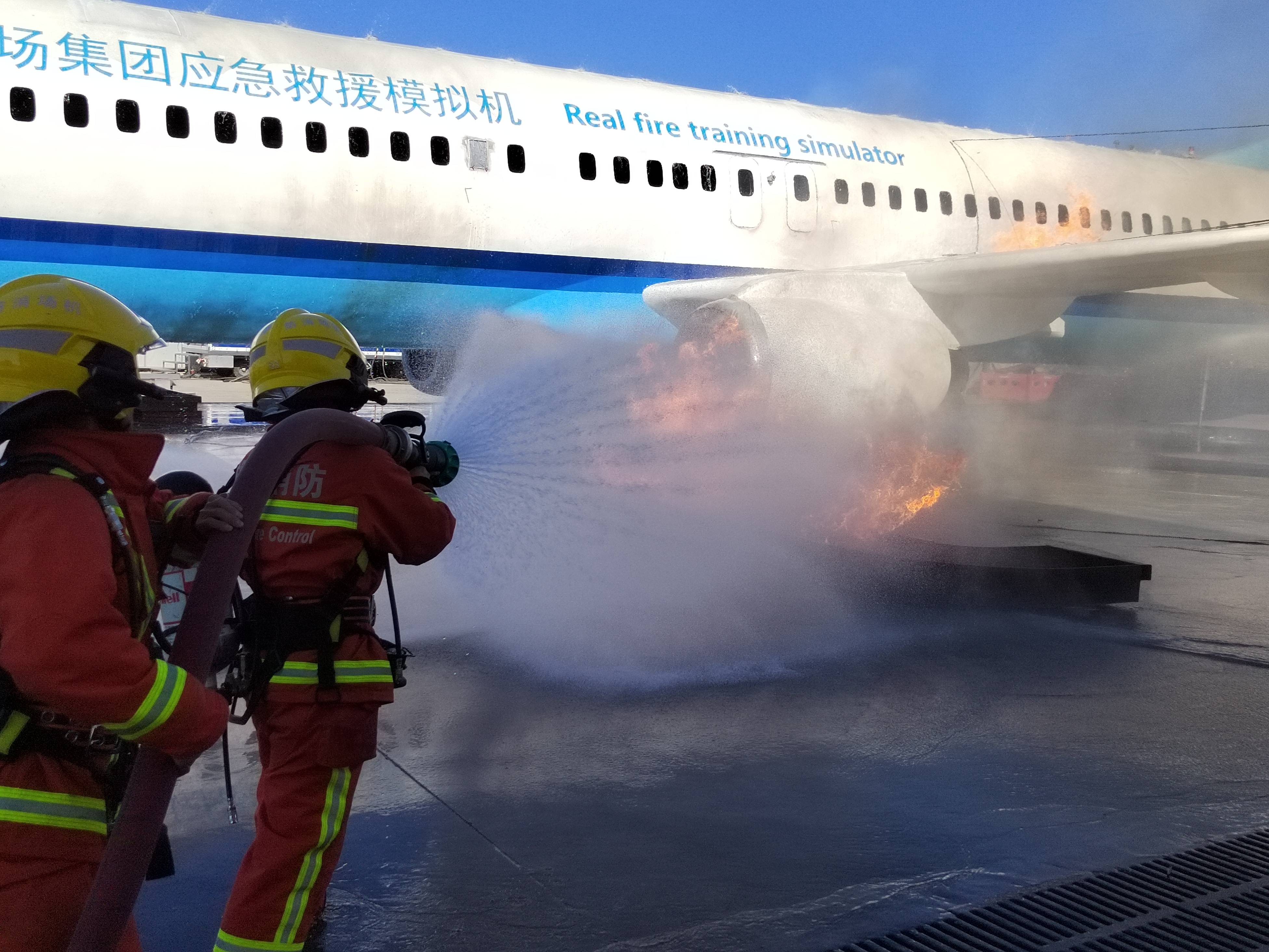 全疆支線機場領導蒞臨烏機場分公司航空安全保衛部觀摩航空器火警現場