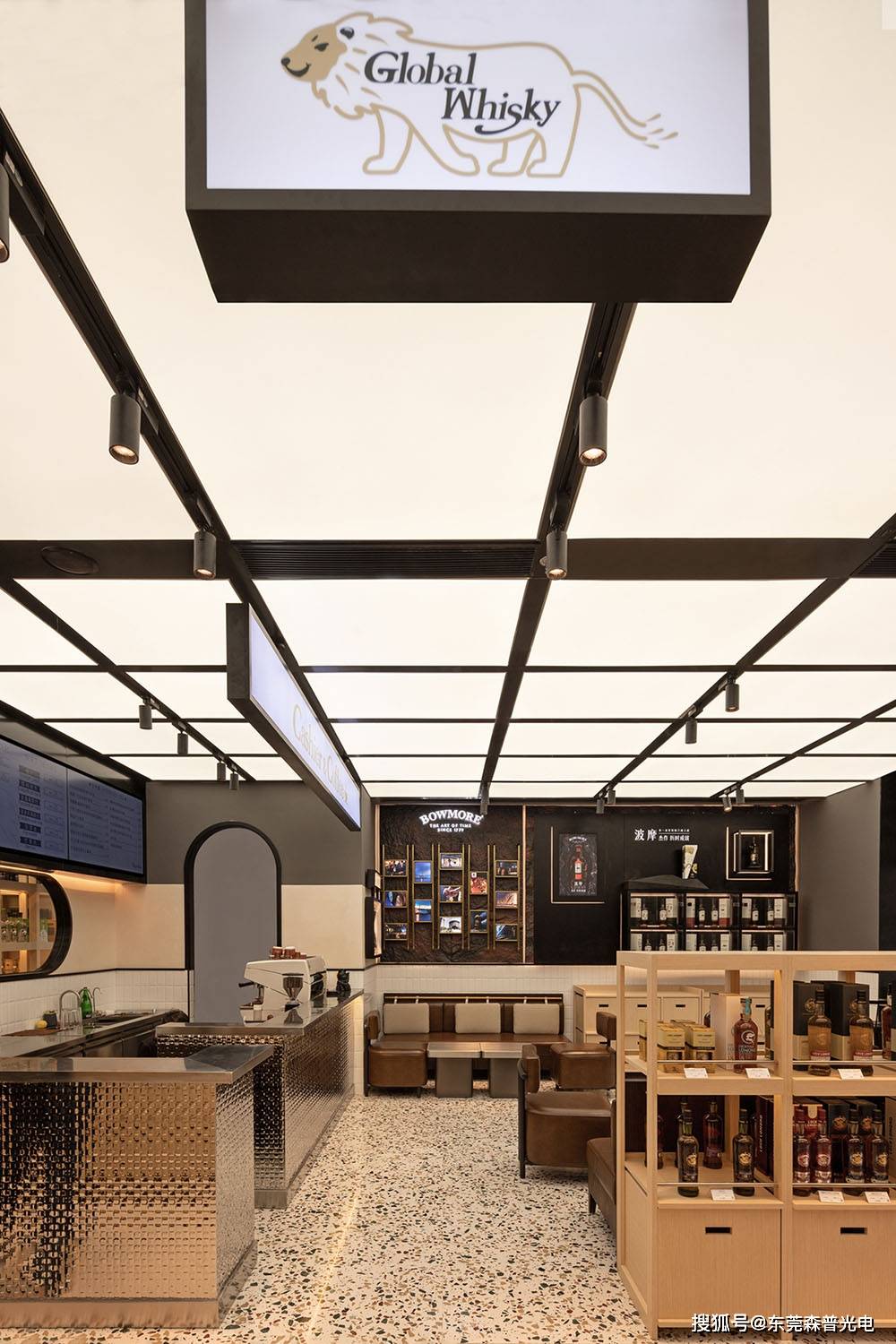 是明亮的,所以选择了与普通便利店灯光更为接近的光源作为一层的照明