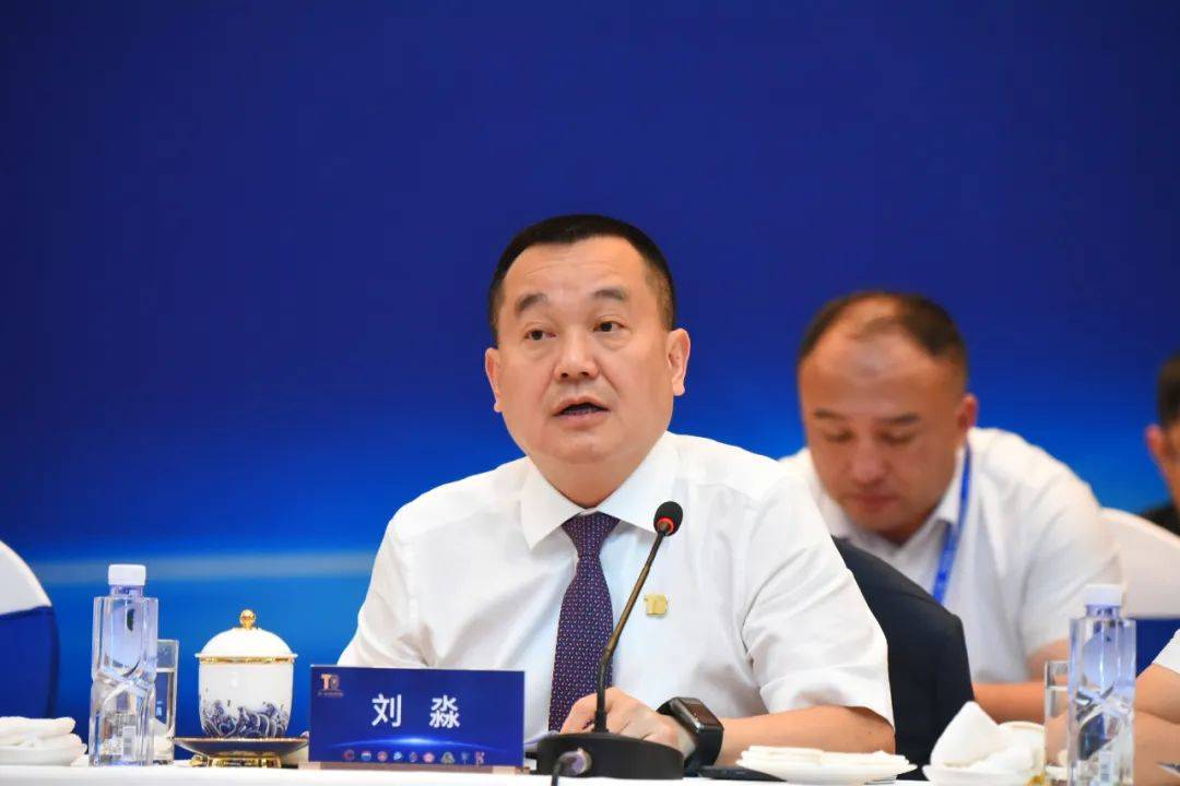 湃文酒报酒业观察第十一届中国白酒t8峰会隆重召开泸州老窖刘淼峰会