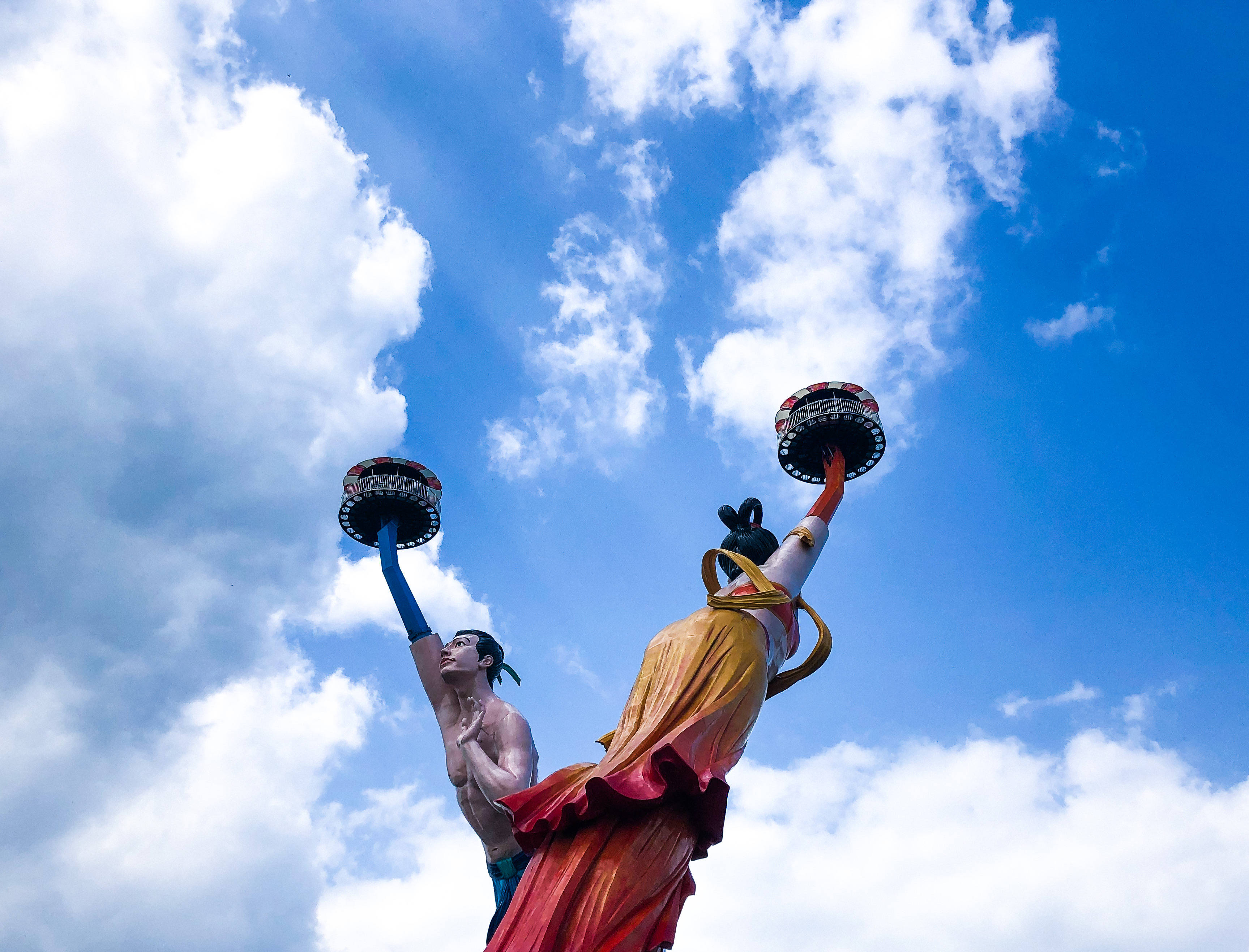 重庆这个景点因"丑"大火,建于千米悬崖之上_飞天_王子_乌江