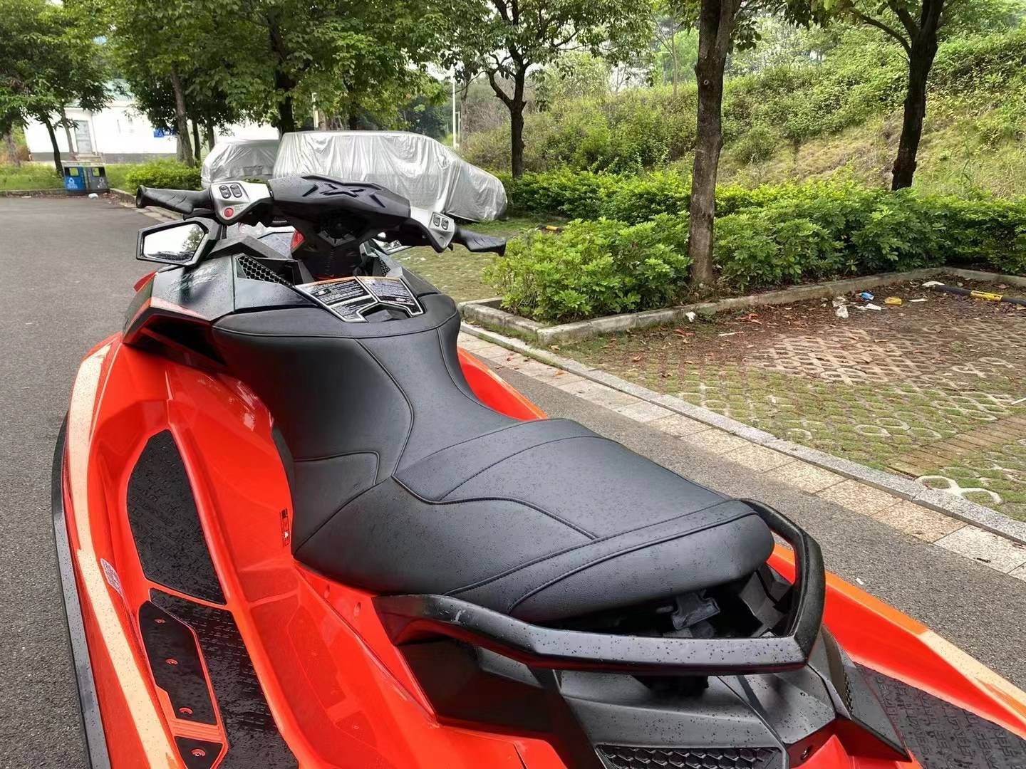 畅享夏日清凉手持5万享庞巴迪rxp300摩托艇潮酷新玩法