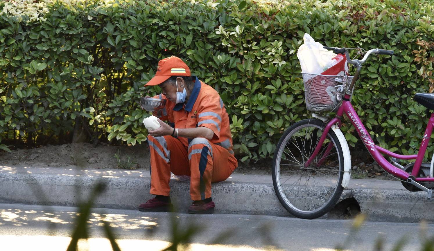 高温下街头清洁工的早餐