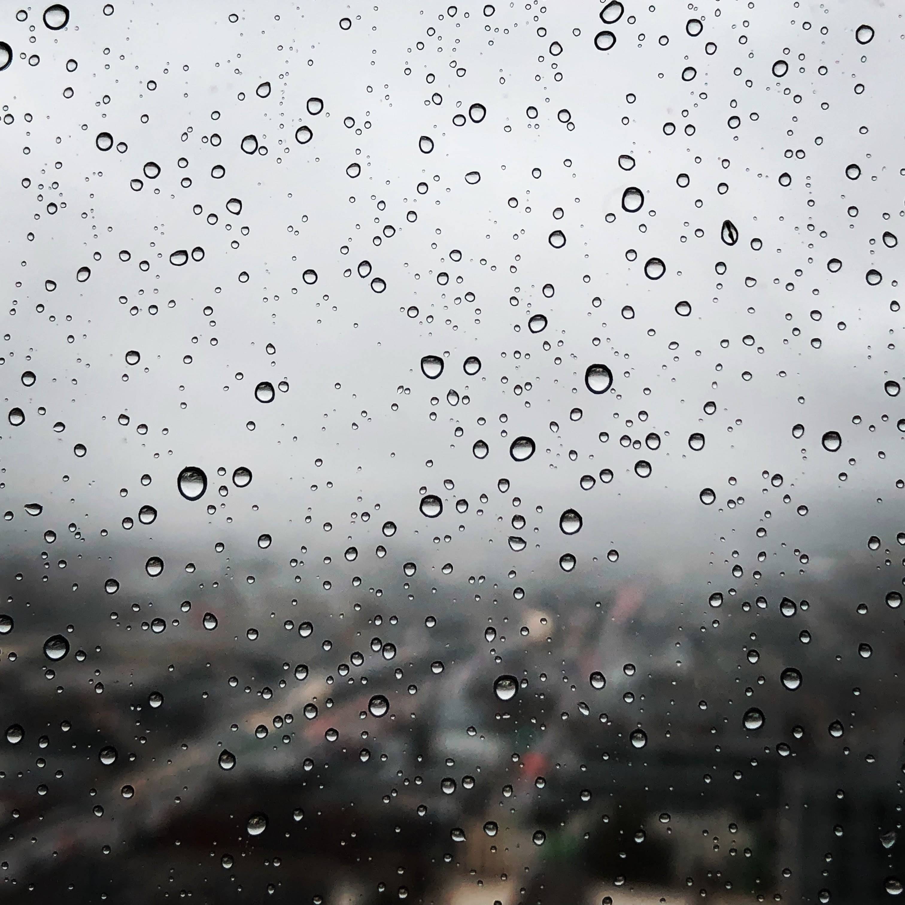 窗外下雨图片真实图片