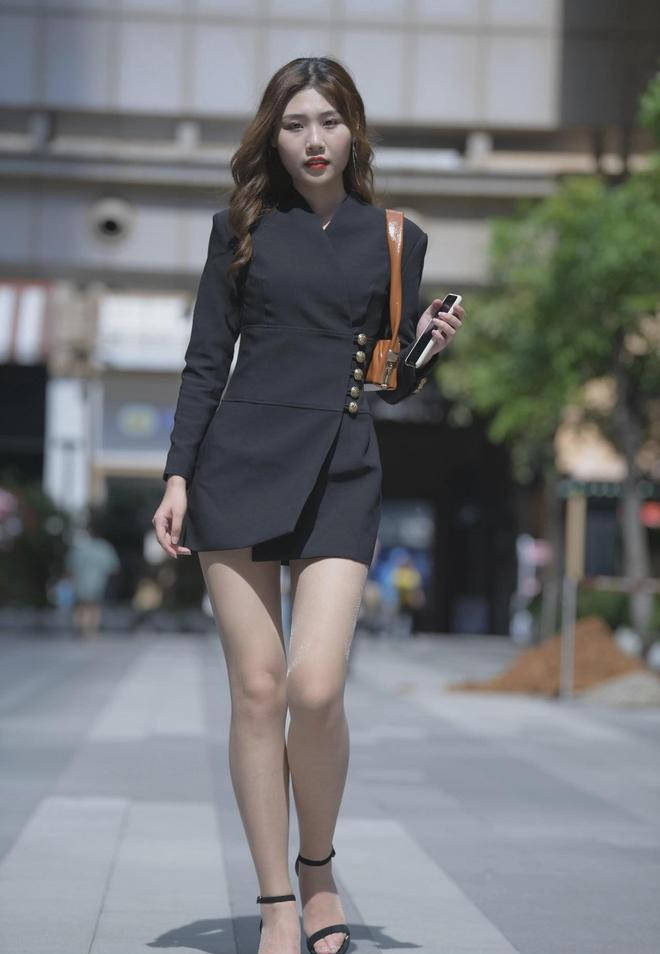 闲庭信步的小姐姐深色半身裙配肉丝黑色高跟鞋优雅又漂亮