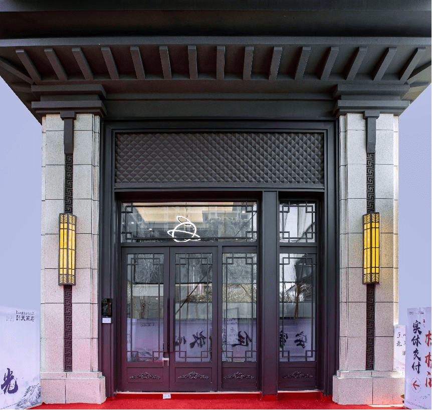 单元门两侧造型柱,既强调了建筑的挺拔感,又体现了中式建筑的礼序感.