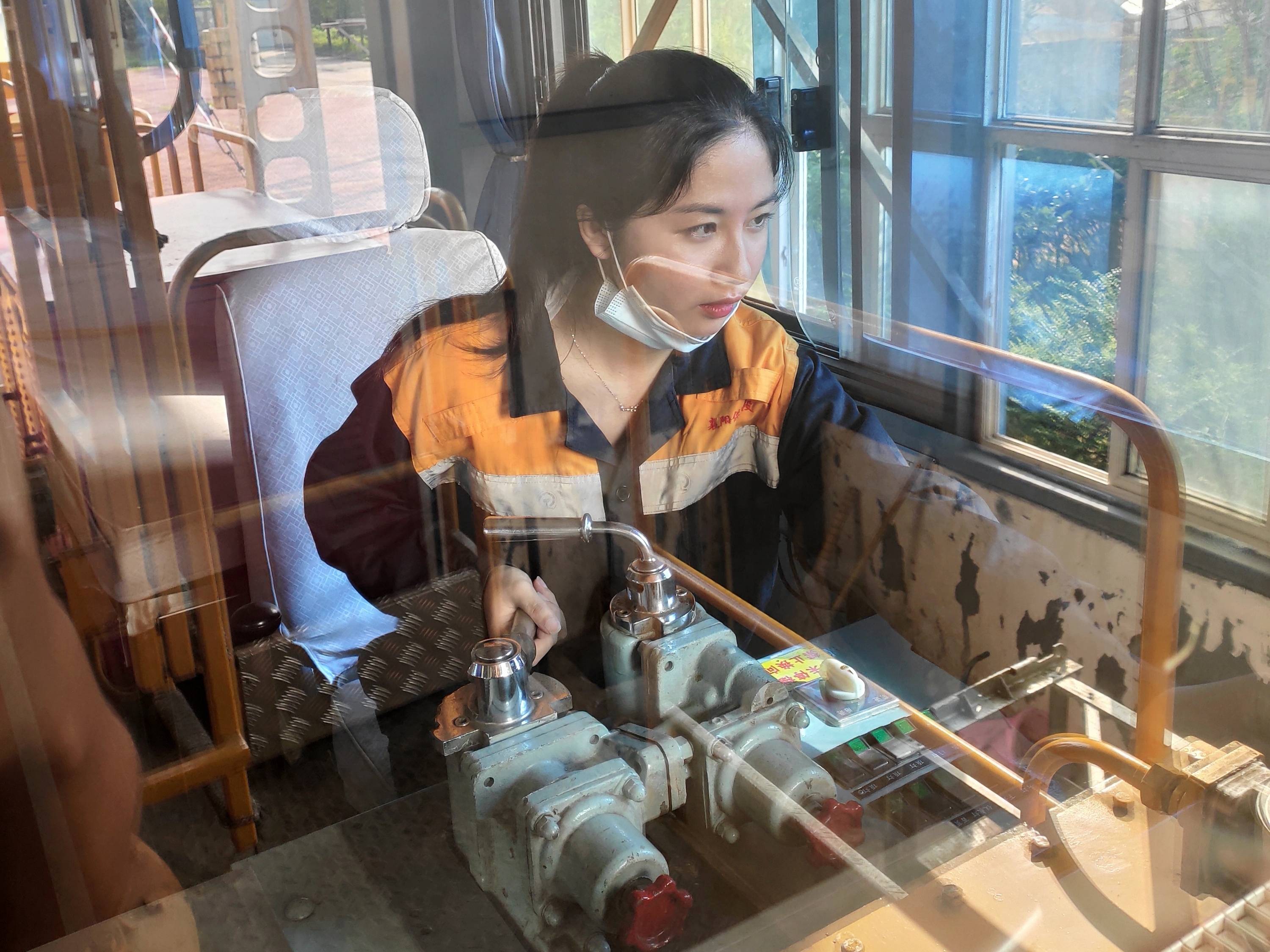 汉丹线上有名"98后"轨道车女司机_胡蓉_作业_铁路